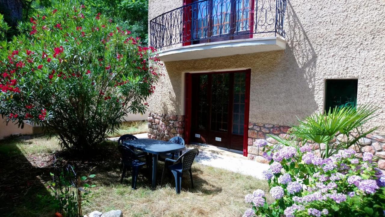 F2 de 45 m2 avec jardin au rdc dans villa chiens OK à 5 min à pied des Thermes de Vernet-les-Bains, location de samedi à samedi Esterno foto